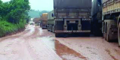 Procissão de carretas está afundando a MA-014 na Baixada Maranhense