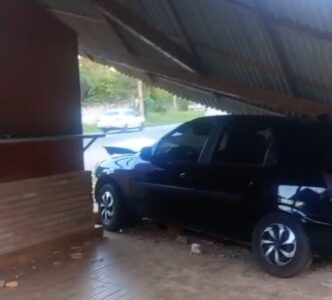 Carro invade ponto comercial na cidade de São José de Ribamar