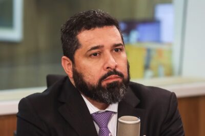 Presidente dos Correios reajustou próprio salário em 14% em dois anos