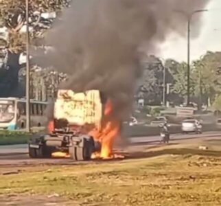 Caminhão pega fogo às margens da BR-135 em São Luís; bombeiros controlam as chamas