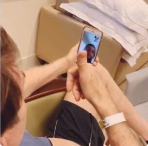 A imagem do dia: No hospital, Bolsonaro fala de sua recuperação fruto da “democracia” paz e amor dos esquerdistas…