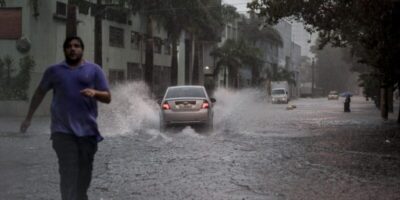 Chuva forte provoca alagamentos na região metropolitana em São Paulo