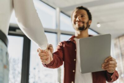 Como se destacar e transformar as contratações de final de ano em efetivação