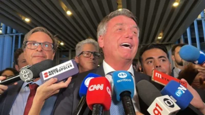 Bolsonaro é interrompido por trompetista tocando “Marcha Fúnebre” durante coletiva; vejo o vídeo