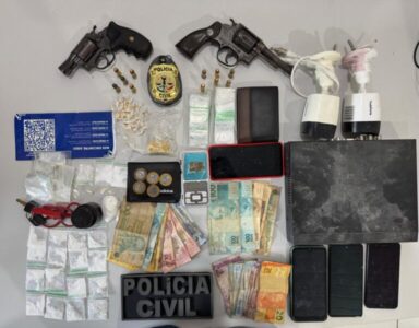 Polícia Civil prende membros de facção e apreende armas e drogas em operação em Caxias
