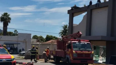 Teto de Igreja Evangélica desaba durante instalação de placas solares em GO; mulher fica ferida