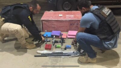 Com apoio da PC, PRF apreende arsenal e drogas em ônibus na BR-135 e prende passageiro