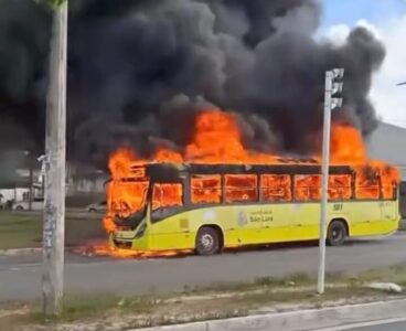 Ônibus do transporte público de São Luís pega fogo na Forquilha; é o 17º registro em 2025