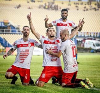 Debaixo de chuva Imperatriz bate o Sampaio por 2 a 1 e se isola na liderança do Campeonato Maranhense