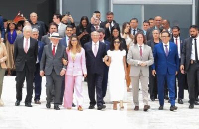 Presidente Lula desce a rampa e se junta a manifestantes no abraço à democracia