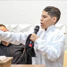 Conselho Tutelar proíbe pastor mirim de pregar e determina retorno às aulas presenciais
