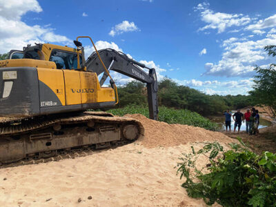 Prefeitura de Araioses realiza desobstrução para melhorar a qualidade da água no Rio Santa Rosa