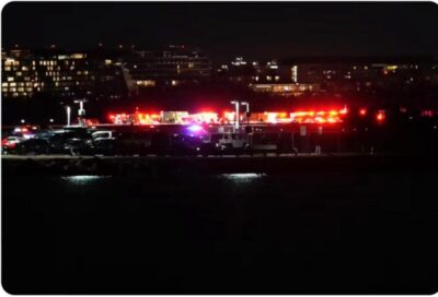 Avião comercial colide com helicóptero militar próximo a Washington, D.C.