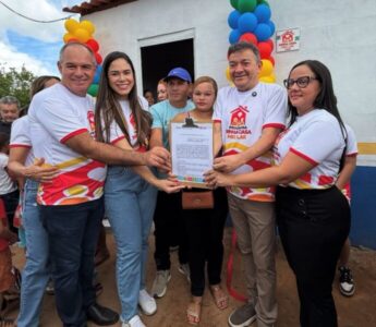 Prefeito Miltinho Aragão entrega casas a famílias que viviam em situação precária em São Mateus