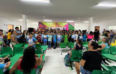 Prefeitura de Araioses realiza entrega de kits escolares na UMI Raimundo Gomes Nonato