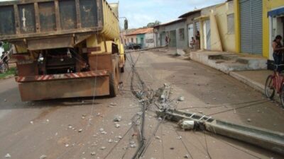 Equatorial Maranhão alerta para acidentes com postes da rede elétrica