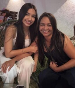 Eliziane Gama apenas no modo família…