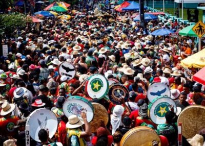 Multidão e grupos de bumba meu boi se reúnem no bairro João Paulo, em São Luís, para tradicional homenagem a São Marçal