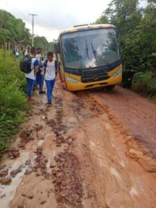 Quase tragédia em Guimarães: ônibus escolar cheio de crianças por pouco não vira no Lago do Sapateiro, veja o vídeo