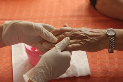 A importância dos exames laboratoriais e testes genéticos na detecção precoce do Alzheimer