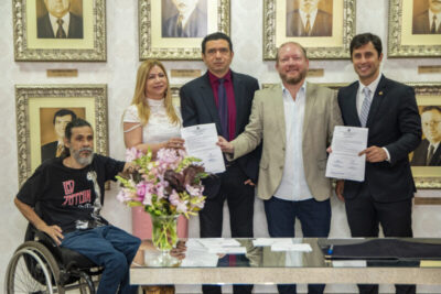 Othelino assina ordem de serviço para adequação da Alema às normas de acessibilidade