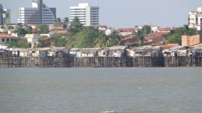 Fábulas de um País dilapidado pelo comunismo: Na pobre cidade do Estado chamado MENTIRA, a desgraça do governador que preferiu investir riquezas em destruição…