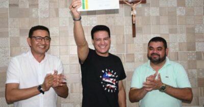 Felipe Camarão entrega ônibus escolar a aldeia indígena e recebe título de Cidadão de Governador Newton Bello