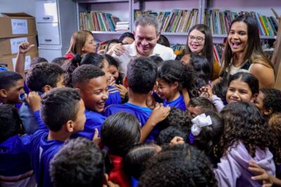 Prefeito Rafael Brito continua entrega de fardamento escolar para alunos da rede municipal