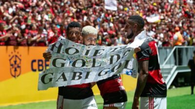 Flamengo joga fácil e leva título da Supercopa do Brasil