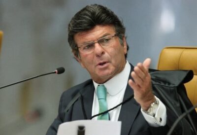 Fux vota contra medidas restritivas impostas por Moraes a Bolsonaro