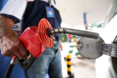 Gasolina deve ficar R$ 0,10 mais cara a partir de sábado com aumento do ICMS