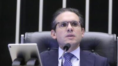 Câmara gasta R$ 1 bilhão por ano com servidores sem controle de jornada