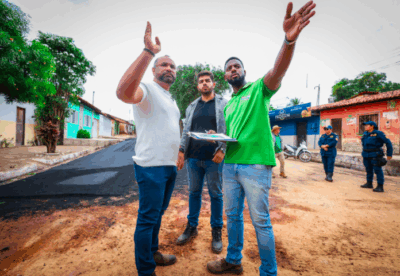 Roberto Costa acompanha obras de pavimentação em Bacabal