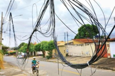 Ruas da capital meio a emaranhado de fios soltos e pendurados, de quem é a culpa?
