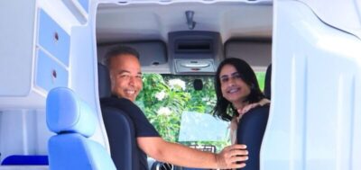 Fred Campos e Mariana Brandão recebem ambulância novinha para a UPA do Maiobão