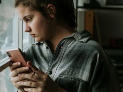 Uso da Inteligência Artificial amplia formas de agressão à mulher