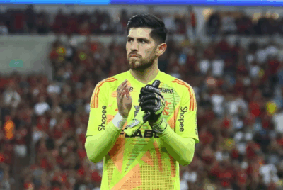 Veja como ficou o carro de goleiro do Flamengo alvejado por bandidos