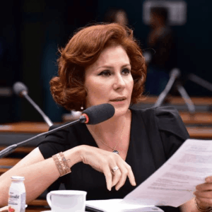 A deputada Carla Zambelli (PL-SP) deixou o Brasil e está na europa