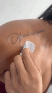 Fã incondicional de Tarcísio do Acordeon, influencer Jayana Corpo Dourado tatua frase do cantor e declara amor pelo artista
