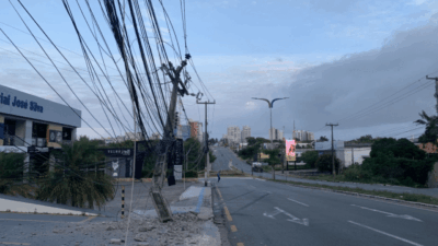 Acidente na Avenida dos Holandeses deixa poste quebrado, e região fica sem energia elétrica