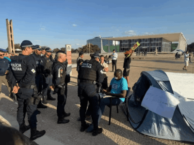 Deputado aliado de Bolsonaro deixa acampamento na Praça dos Três Poderes após ordem de Moraes