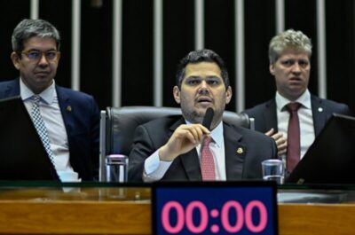 Davi Alcolumbre lê requerimento para a instalação da CPMI que vai investigar fraudes no INSS