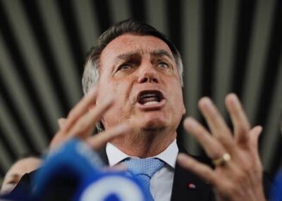Bolsonaro passa mal e é transferido de helicóptero para hospital