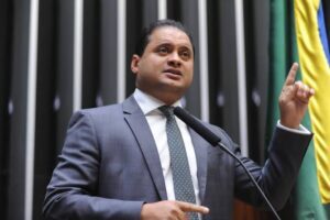 Weverton aplica leis do poder e articula entrada definitiva do PDT no governo Brandão.