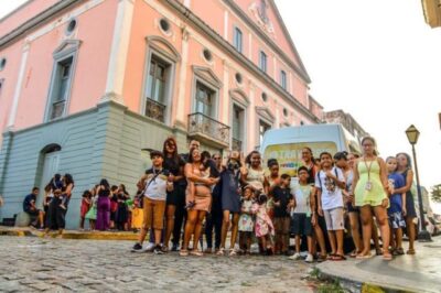 Programa Travessia da MOB leva pessoas autistas para espetáculo natalino sobre inclusão