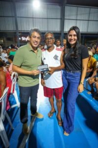 Osmar Filho faz entrega de óculos no São Francisco, em mais uma etapa do programa “Cuidar dos Olhos”