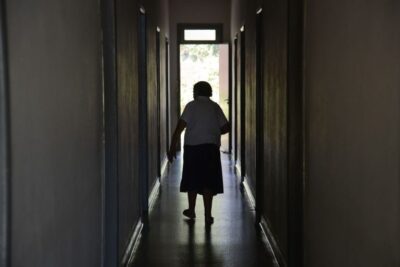 Câmara aprova projeto que aumenta pena para abandono de idoso ou pessoa com deficiência