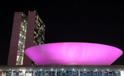 Congresso é iluminado de rosa pelo Mês Mundial de Conscientização sobre a linfangioleiomiomatose