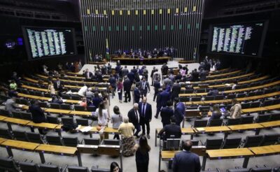 Deputados analisam projeto que altera composição do Conselho Federal de Enfermagem; acompanhe