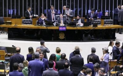Câmara aprova suspensão de ação penal contra Delegado Ramagem relacionada a atos do 8 de janeiro